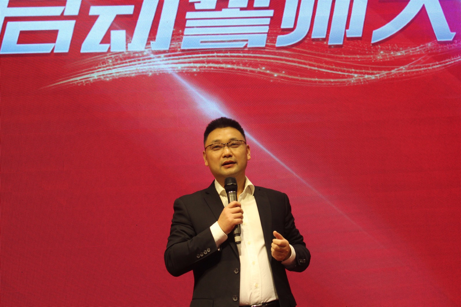 德萊寶總經理徐建明先生20周年慶誓師大會致辭.jpg
