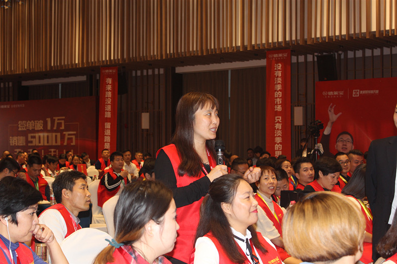 經銷商與講師現場互動.jpg